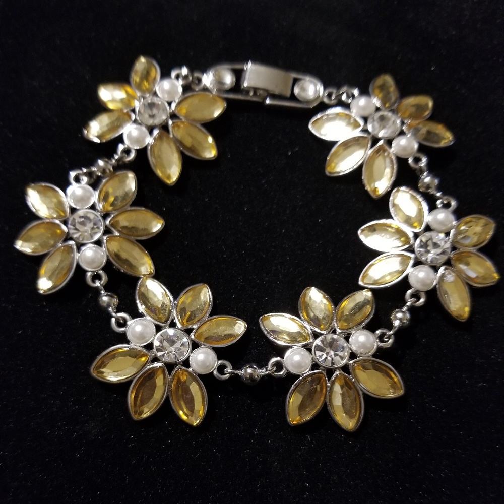 🎉Host Pick🎊JEWELMINT Petal Bracelet